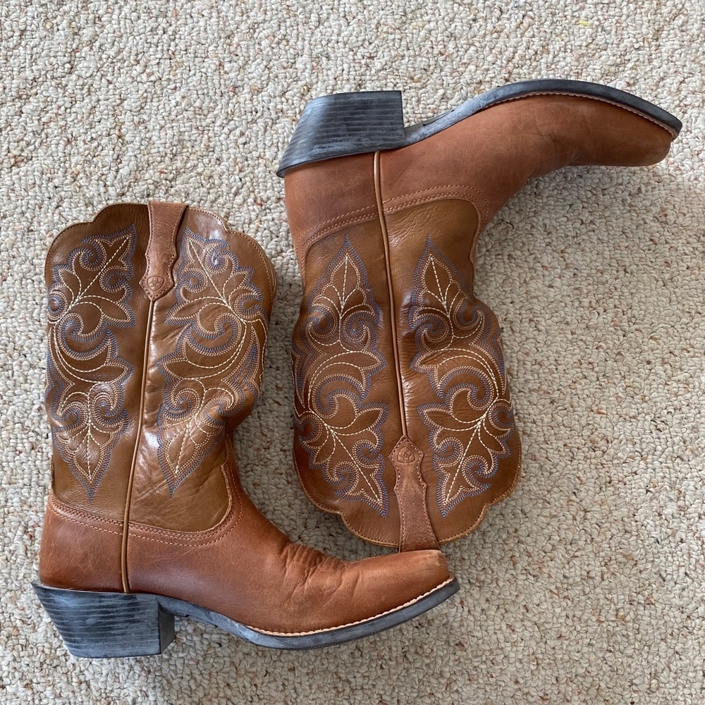 Ariat Cowgirl Boots Size 8